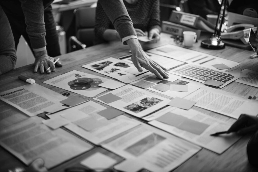 Equipo desarrollando estrategia para crear un ecosistema digital